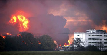 Fireballs and smoke over the burning Buncefield fuel depot