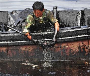 China Dalian Oil Spill Cleaned 9 Days After Accident Photo: Reuters Stringer