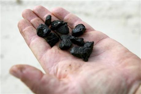 Coast Guard Sees Less Threat Of Huge Oil Landfall Photo: Sean 