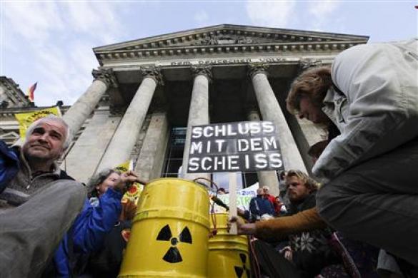 Thousands Surround Merkel Office In Nuclear Protest Photo: Thomas Peter
