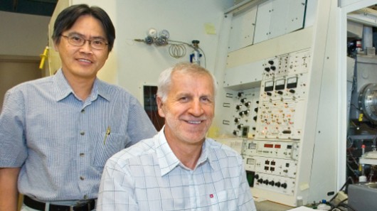 Berkeley researchers Kin Man Yu and Wladek Walukiewicz (Photo: Berkeley Lab)  