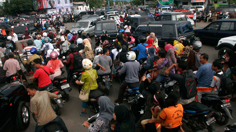 People are stuck in a traffic jam as they evacuate to higher ground after a strong earthquake was felt in Banda Aceh, Aceh province, Sumatra island, Indonesia, Wednesday, April 11, 2012.  (AP Photo/Heri Juanda)