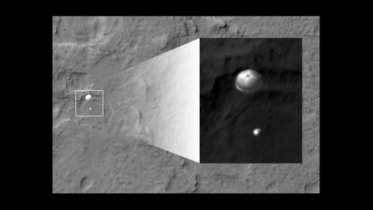 Close up of the descending rover and parachute (Image: NASA/JPL-Caltech)