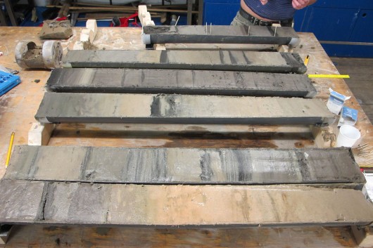 Ash layers in cores from the Pacific seafloor (Photo: S. Kutterolf, GEOMAR)