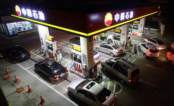 Motorists queue for fuel at a gas station on February 7, 2012 in Fuzhou, Fujian Province of China.