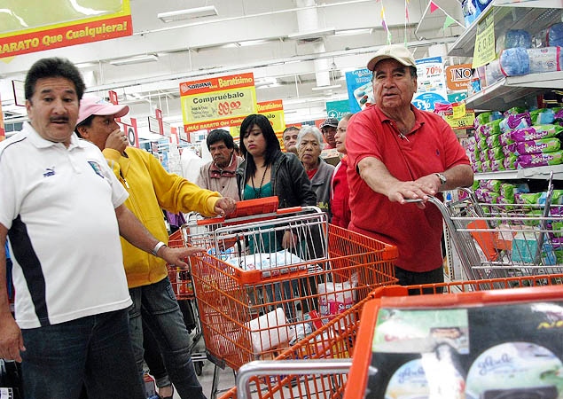People wait in line at a Soriana supermarket in Mexico City, Tuesday July 3, 2012. Many of the people at the supermarket say they went to redeem pre-paid gift cards they said were given them by the party that won Mexico's presidency and at least a few cardholders were angry, complaining they didn't get as much as promised, or that their cards weren't working. The incidents are inflaming accusations that the election was marred by massive vote-buying. (AP Photo/Marco Ugarte)