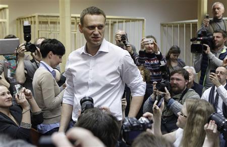 Russian opposition leader and anti-graft blogger Alexei Navalny (C) looks on surrounded by journalists after arriving for a court hearing in the city of Kirov April 17, 2013. REUTERS-Maxim Shemetov