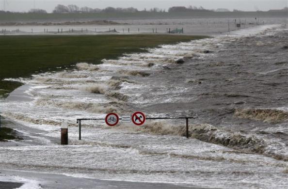 Hurricane-force winds wreak havoc in Britain, head to Europe Photo: Ina Fassbender