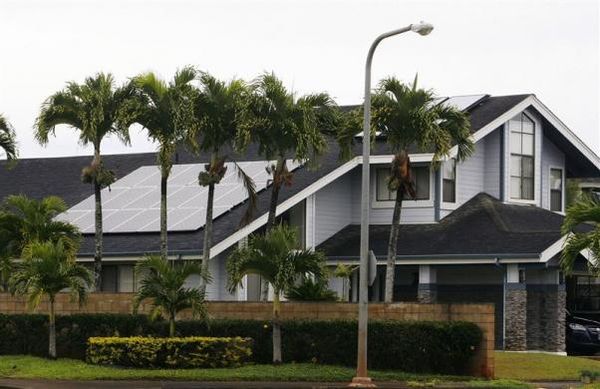 Clouds over Hawaii's rooftop solar growth hint at U.S. battle Photo: Hugh Gentry