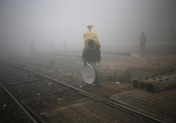 Indian capital blanketed in thick smog, transport disrupted Photo: Anindito Mukherjee