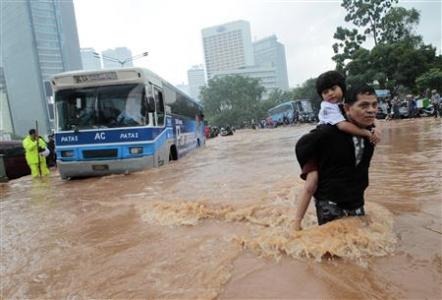 Floods paralyze Indonesian capital, heavy rains continue