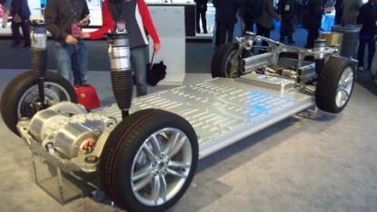 Tesla's flat battery pack at the bottom of the Model S makes it possible for automated battery swap systems to replace the pack from underneath. (Source: Design News)
