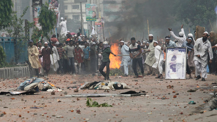 Activists of Hefajat-e Islam clash with police in front of the national mosque in Dhaka May 5, 2013.(Reuters / Andrew Biraj)