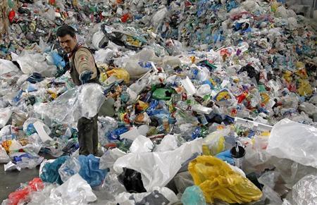 European Union seeks to reduce plastic bag mountain Photo: Petr Josek