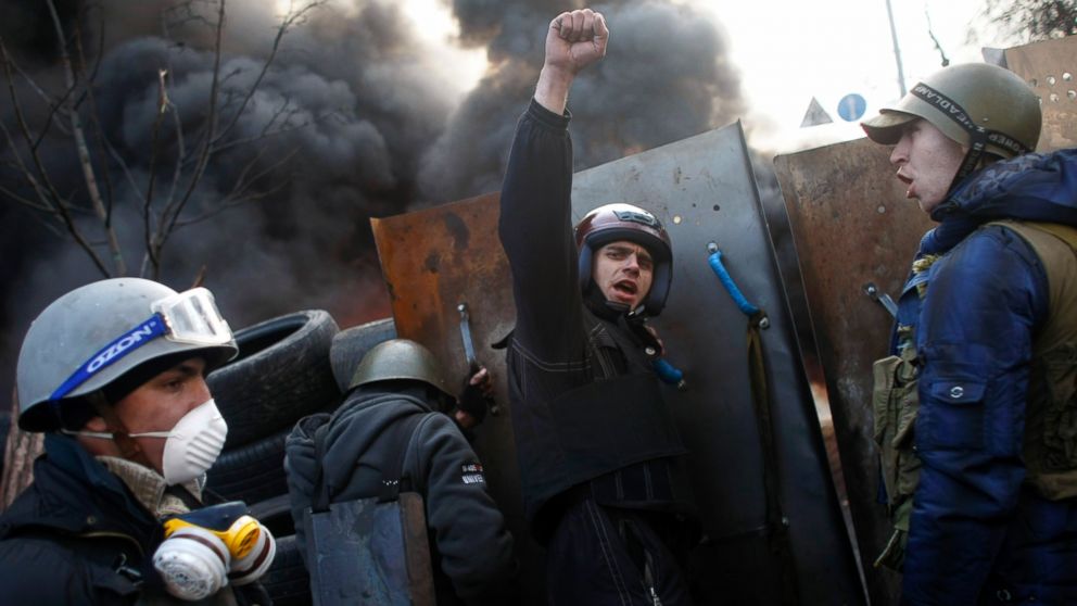 PHOTO: Anti-government protesters shout "Glory to the Ukraine" as they man a barricade at Independence Square in Kiev, Ukraine, Feb. 21, 2014.