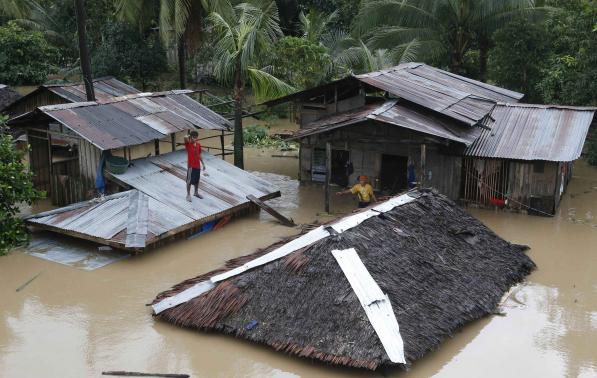 Super typhoon victims flee again as rains flood southern Philippines Photo: Erik De Castro