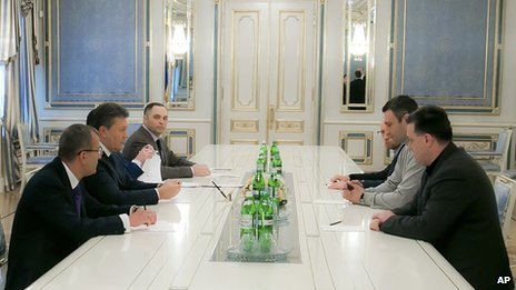Ukrainian President Viktor Yanukovych meets opposition leaders