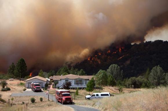 Crews make headway against destructive Northern California wildfire Photo: Max Whittaker