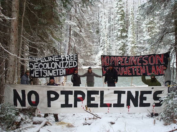 Wet�suwet�en blockade photo courtesy of UNISTOTENCAMP 