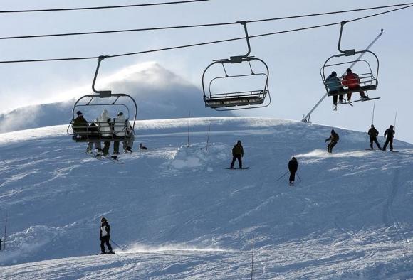 Climate change threatens tourism as ski slopes thaw, seas rise Photo: Stringer