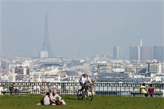 Polluted Paris chokes in the springtime sun Photo: Charles Platiau