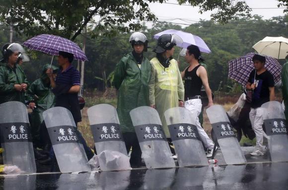 Chinese police hunt protesters after waste plant clash Photo: Carlos Barria