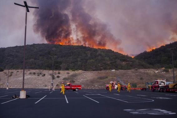 Wildfire races toward San Diego hillside suburb Photo: Sam Hodgson