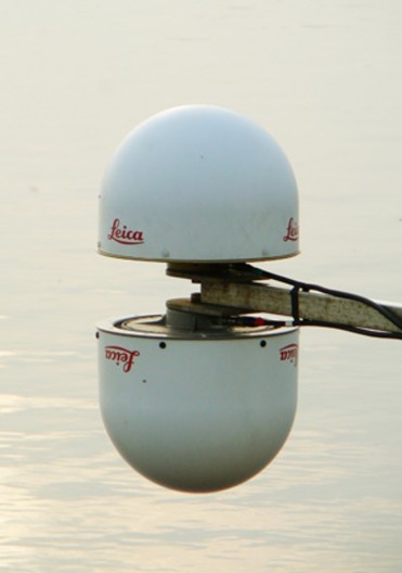 The new tide gauge system consists of two antennas housed in white radomes
