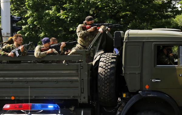 A military truck with armed pro-Russian militants drives through a police check-point towards the airport of the eastern Ukrainian city of Donetsk May 26, 2014. REUTERS-Yannis Behrakis