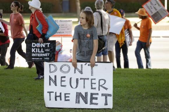 A pro-net neutrality Internet activist rally in the neighborhood where President Obama attended a fundraiser in Los Angeles, July 23, 2014.  REUTERS/Jonathan Alcorn