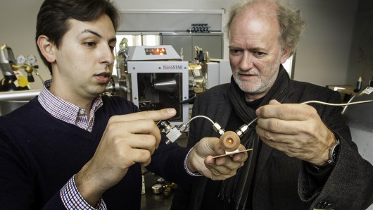 Leander Michels (left) and Prof. Jon Otto Fossum hold a chamber they use to study clay sam...