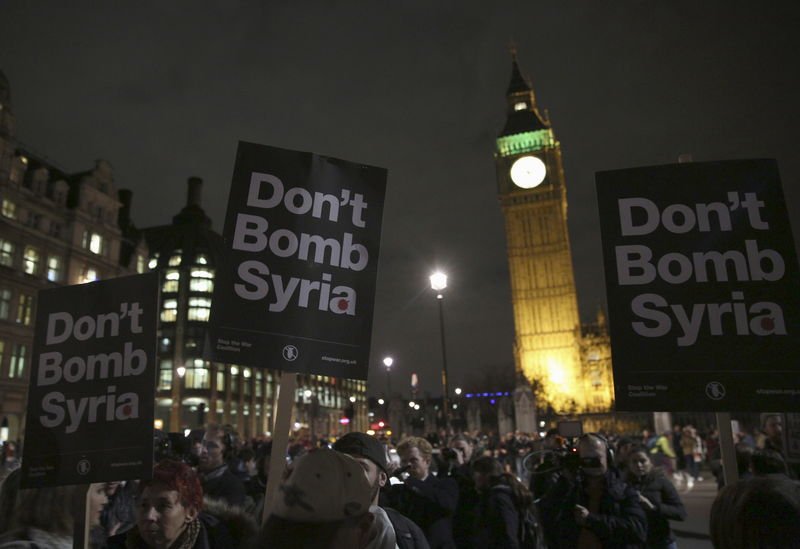 Anti-war protesters demonstrate against proposals to bomb Syria outside the Houses of Parliament in London, Britain December 1, 2015. REUTERS/Neil Hall