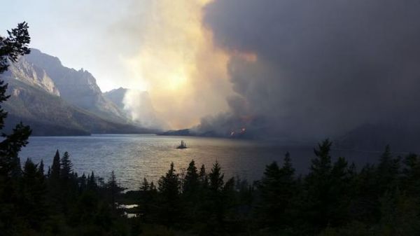 Fires in U.S. West threaten thousands of structures Photo: ROBERT DESROSIER/HANDOUT VIA REUTERS