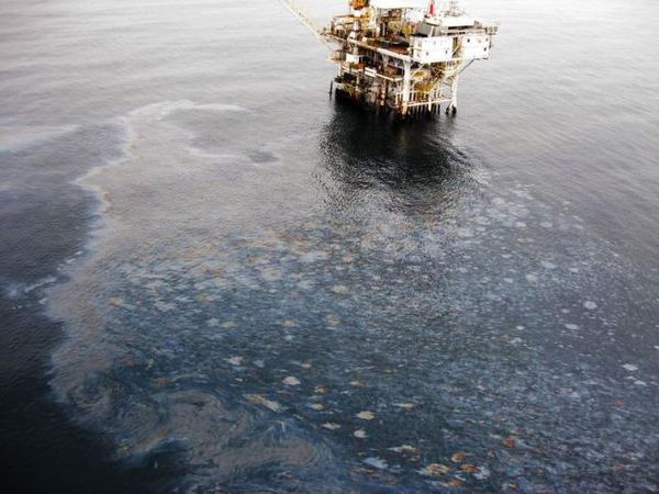 U.S. Coast Guard investigates oil slick off California coast Photo: U.S. Coast Guard/Handout via Reuters