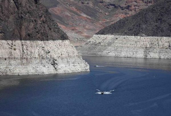 Water level in reservoir formed by Hoover Dam dips to record low Photo: Jim Urquhart/Files