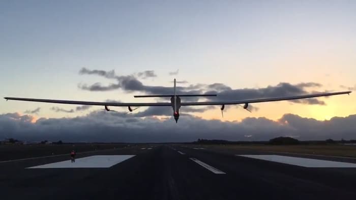 Solar Impulse takes off from Hawaii