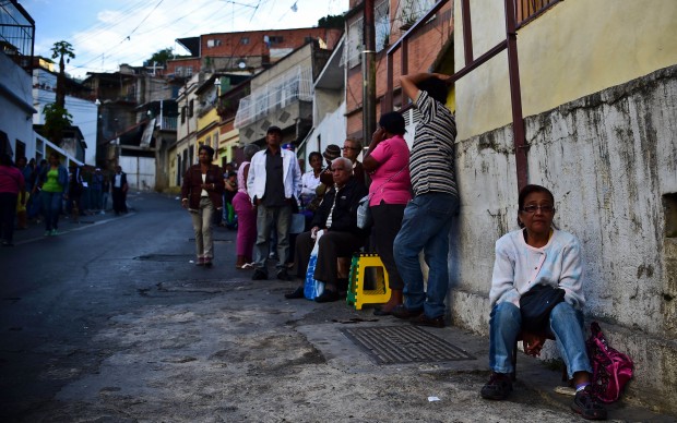 People queue to buy basic food and household items outside a supermarket in the poor neighbourhood of Lidice, in Caracas, Venezuela, on May 31, 2016. (Photo: RONALDO SCHEMIDT/AFP/Getty Images)