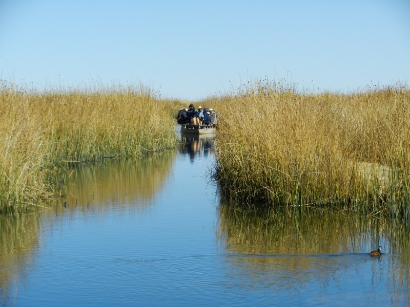 Botes ingresando por el Lago Poop� cuando todav�a ten�a agua. Fuente: CEPA.