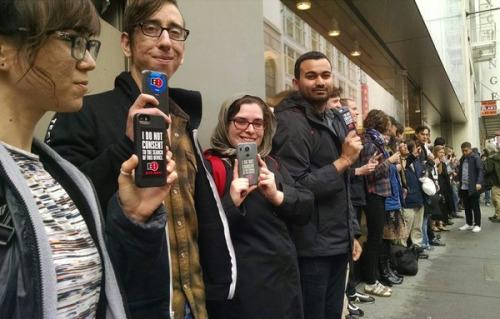 Protesters gathered outside the Apple store in San Francisco on Feb. 17 to support Apple. (Image: Fight for the Future).