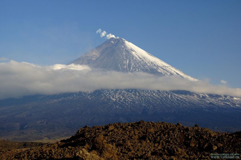 Explosive-effusive eruption of the volcano continues. Image via  Volkstat ru / I. Buchanan
