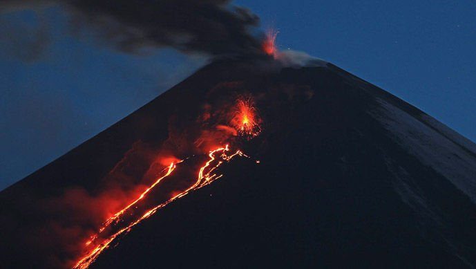 New crater in E slope of Klyuchvskoy ? 500m w/ strong lava flow 2km, summit also active. Image via VolcanoHotSpot