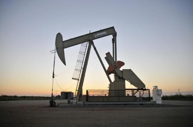 A pump jack operates at a well site leased by Devon Energy Production Company near Guthrie, Oklahoma September 15, 2015.    REUTERS/Nick Oxford
