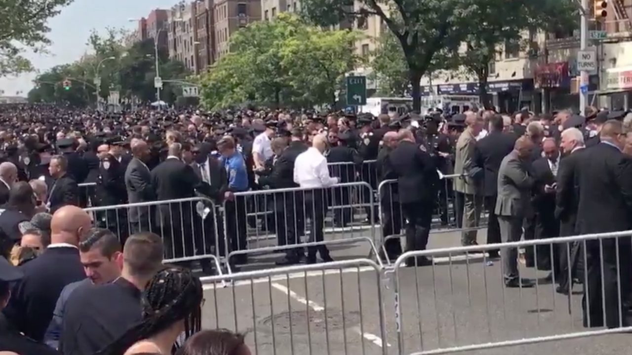 Hundreds of NYPD cops turn their back to Mayor De Blasio at officers funeral