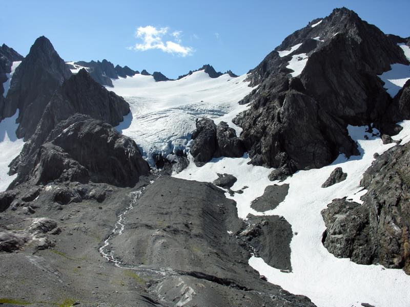 Climate change: The Queets Glacier (the glacier in the foreground has melted over the past 20 years). 